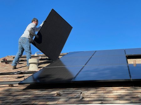 Plánujete solární panely na střeše bytového domu? První na řadě je statik