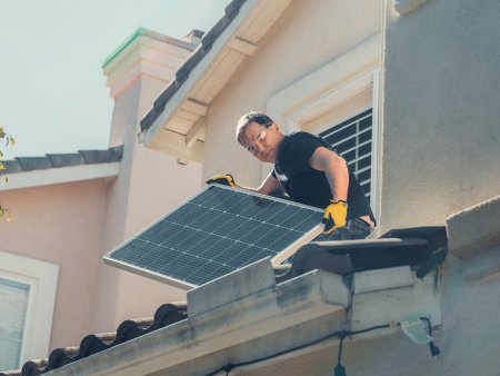 Při koupi i stavbě rodinného domu se vyplatí myslet na fotovoltaiku