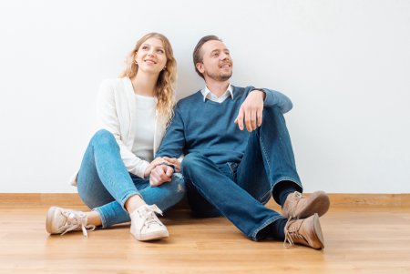 Bydlení v nájemním bytě - jiná pravidla pro partnery, jiná pro manžele