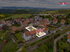 Letecký pohled na dům a okolí.