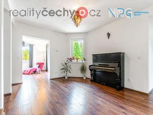 foto Prodej rodinnho domu, 315 m2, zahrada 990 m2, Struhaov Praha - vchod