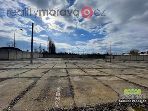 foto Pronjem, Venkovn skladovac a parkovac  plocha,  3257m2 - Uhersk Hradit - Maatice