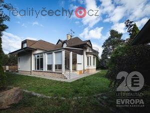 foto Luxusn vila, rodinn dm 700m2 6 + 1 v prod, kryt bazn, terasa, dvou gar, zahrada, Klnovice, Praha.